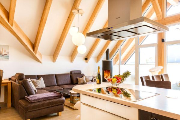 Küche mit Wohnbereich in der Ferienwohnung Möwenglück im Ostseebad Sellin auf Rügen