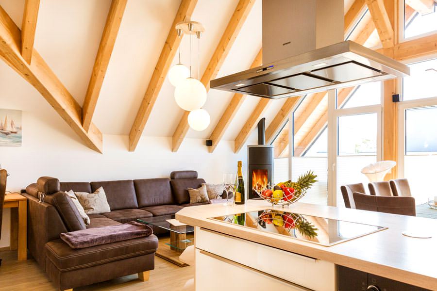 Küche mit Wohnbereich in der Ferienwohnung Möwenglück im Ostseebad Sellin auf Rügen