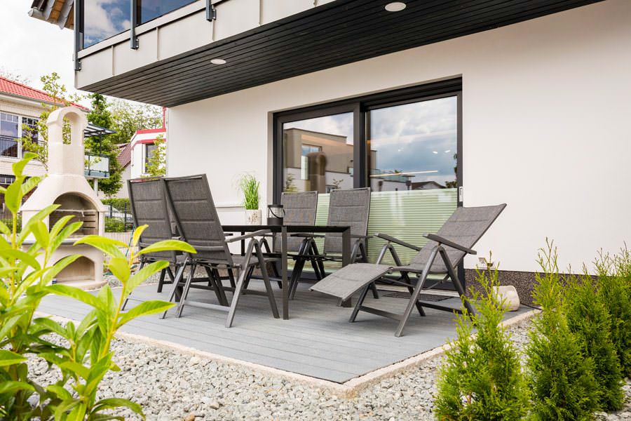 Terrasse mit Kamin vor dem Ferienhaus Meeresleuchten im Ostseebad Sellin auf Rügen