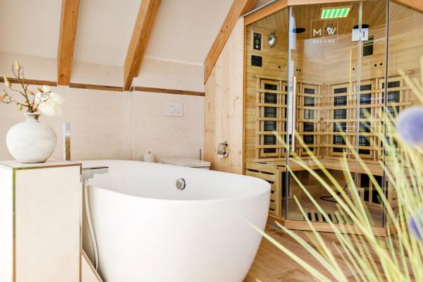Badezimmer mit Sauna in der Ferienwohnung Möwenglück im Ostseebad Sellin auf Rügen