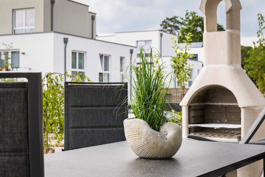 Kamin und Sitzmöglichkeiten im Garten vom Ferienhaus Meeresleuchten im Ostseebad Sellin auf Rügen